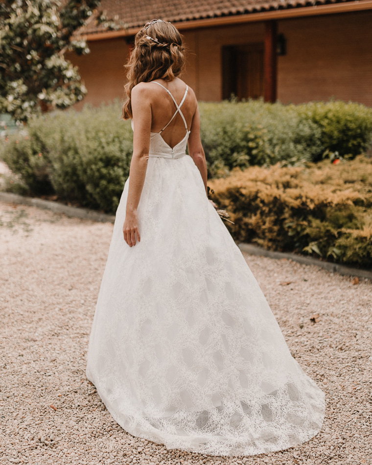 Laura wedding dress in lace and V-neck