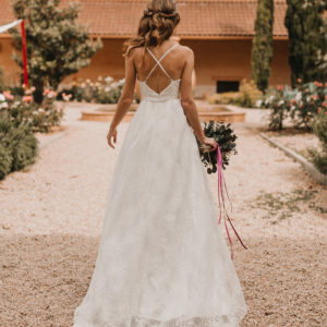 Vestido de novia en encaje con espalda escotada